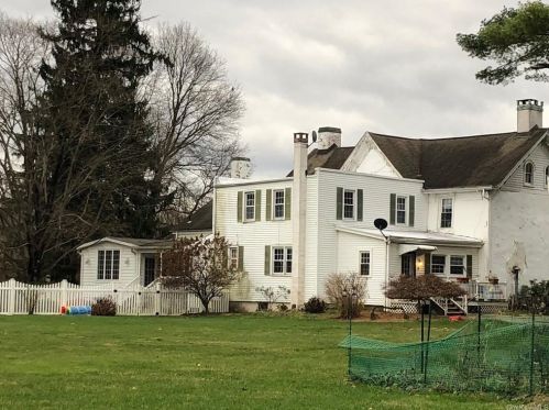9 Brown Rd, New Hamburg, NY 12590-4531