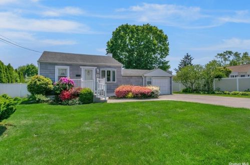 166 17th St, Babylon, NY 11704-2722