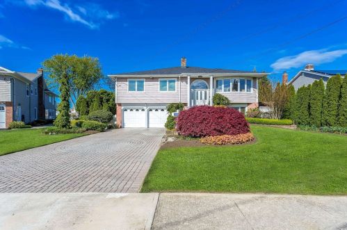 39 Duck Ln, West Islip, NY 11795-5037