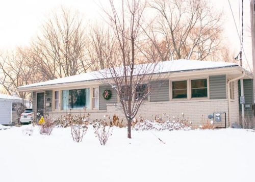 7111 Dorchester Ln, Greendale, WI 53129-2217