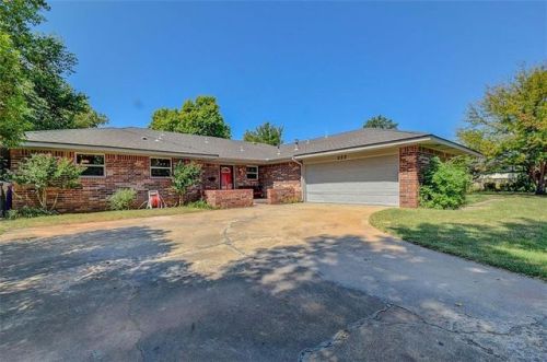 222 Mercedes Dr, Norman, OK 73069-6446