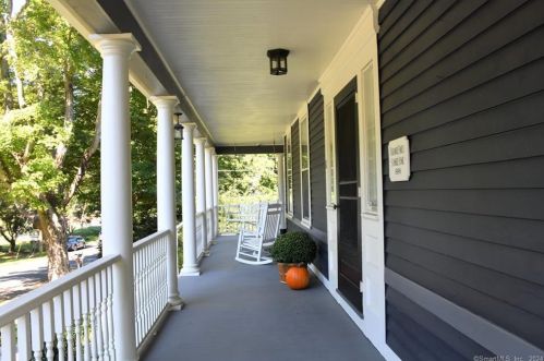 11 Pleasant St, Woodbury CT  06798-2927 exterior
