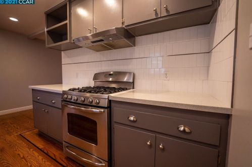 3301 Glenly Rd, Oakland CA  94605-4115 exterior