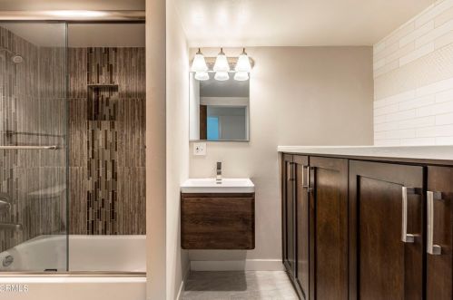 1815 Ridgewood Dr, Bakersfield CA 93306-3831 exterior