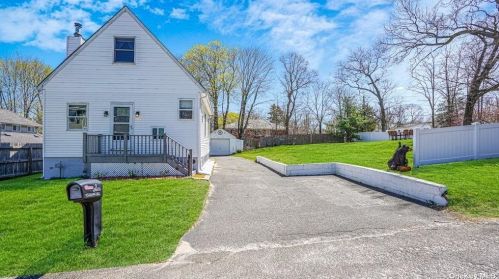 9 Glen Dr, Scotts Beach, NY 11789-1225