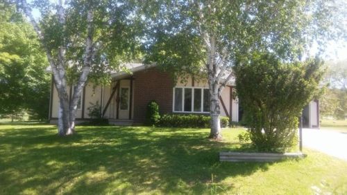 1872 Whitewater Cir, Manitowoc, WI 54220-9436