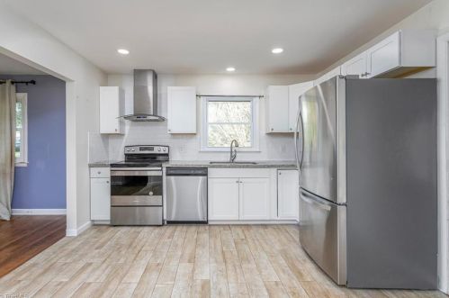 7 Armhurst Ct, Greensboro NC  27405-5911 exterior