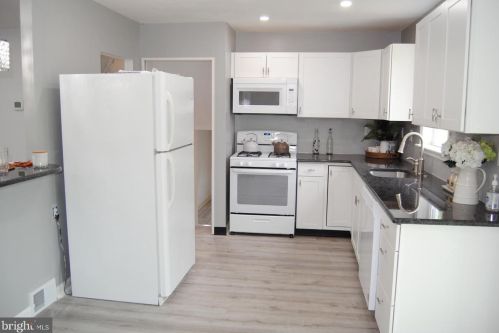 2065 Geoffrey Dr, Willow Grove PA  19090-2217 exterior