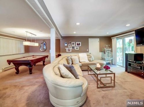 550 Franklin Ave, Franklin Lakes NJ  07417-2512 exterior