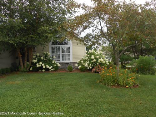 1 Morning Glory Ln, Lakewood, NJ 08701-5718