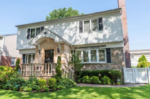 12 Croyden St, New Hyde Park, NY 11040-3827
