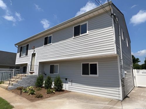 679 Commander Ave, Babylon, NY 11704-2301