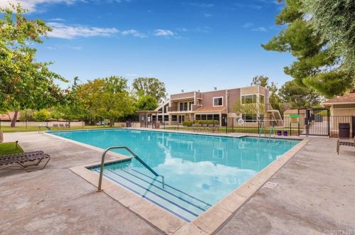 20056 Avenue Of The Oaks, Santa Clarita CA  91321-1361 exterior