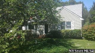 101 Cross Rd, Oakdale, NY 11769-2119