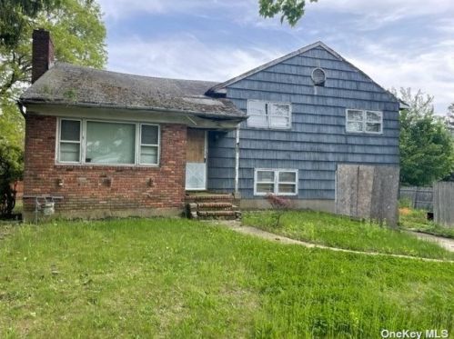 204 Old Country Rd, Huntington Station, NY 11747-2715