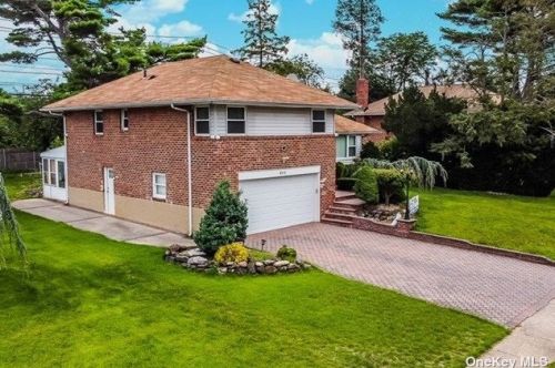 511 Benine Rd, Westbury, NY 11590-1312