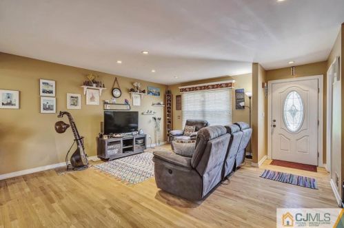 29 Heritage Ln, Perth Amboy NJ  08863-1464 exterior