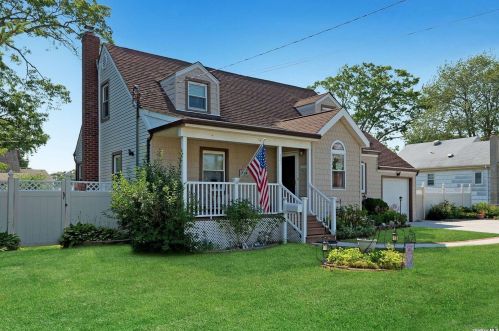 321 16th St, North Lindenhurst, NY 11757-4455