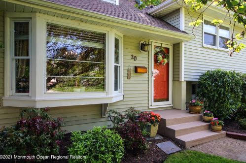 20 Woodside Dr, Tinton Falls, NJ 07701-5836