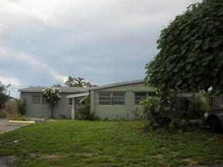 7140 Moseley St, Hollywood, FL 33024-3832