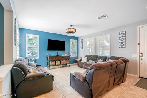 3204 Lisbon Ln, Oxnard CA 93036-7623 exterior