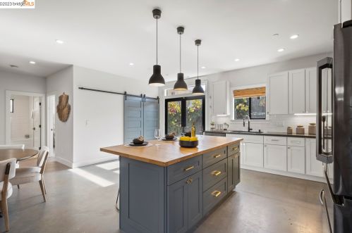 1077 57th St, Oakland CA  94608-2744 exterior