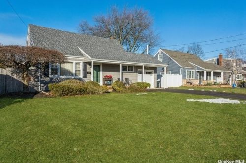 133 Greenwood Dr, Babylon, NY 11703-3414