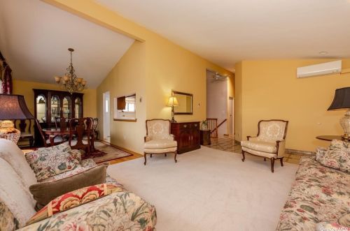 2690 Corner Ln, North Bellmore, NY 11710-4640