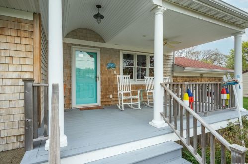 982 Hampshire Rd, Bayshore, NY 11706-7633