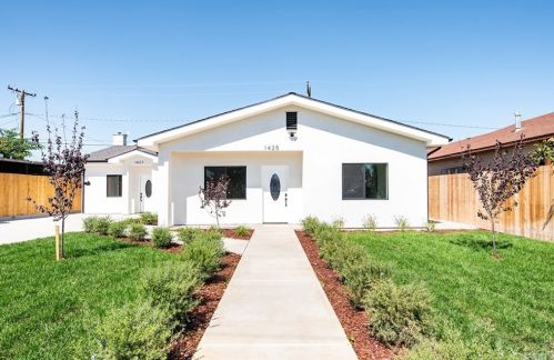 1425 153rd St, Compton, CA 90220-2737