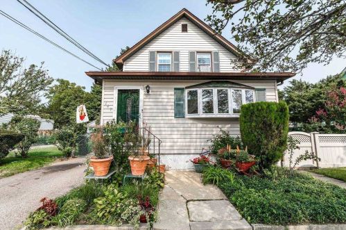 147 Mckee St, Floral Park, NY 11001-1304