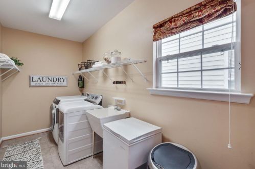 8701 Lords View Loop, Gainesville VA  20155-5806 exterior