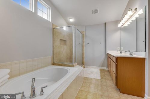 11 Broad Way, Lovettsville VA  20180-8608 exterior