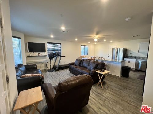 306 Ohio Dr, Bakersfield, CA 93307-3376