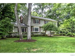 21 Argus Ln, Bridgeport, CT 06611-1255