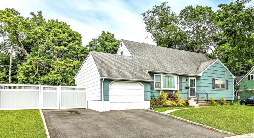 11 Hillside Ave, Blue Point, NY 11715-1306