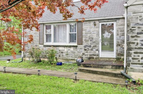 5001 Sunset Dr, Harrisburg PA  17112-2168 exterior