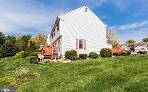 18 Townsend Ct, Lancaster PA  17603-6797 exterior