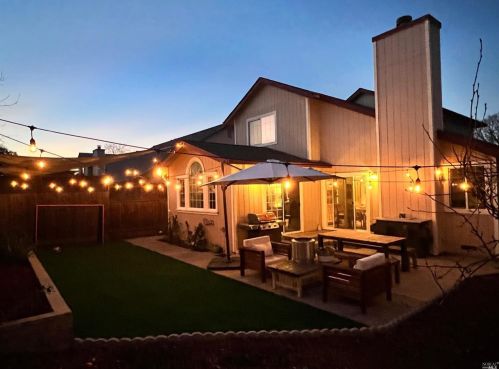 1887 Commons Ct, Windsor CA  95492-9593 exterior