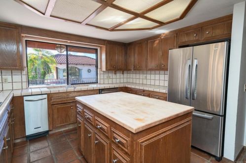 1129 Sugarbush Dr, Vista CA  92084-6605 exterior