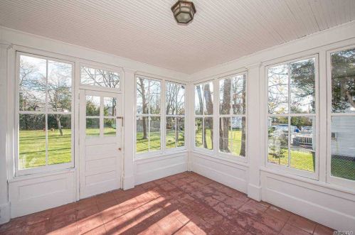 83 Thompson Ave, Babylon NY  11702-3404 exterior