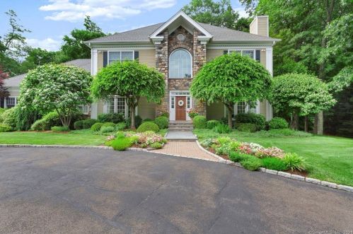 32 Sunset Ct, Stamford, CT 06903-2434
