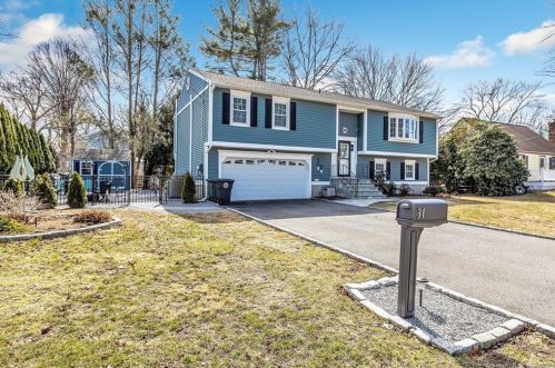 31 Hickory Ave, Milford, CT 06460-4212