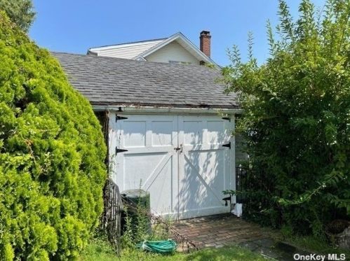 170 Great Neck Rd, Copiague NY  11726-3802 exterior