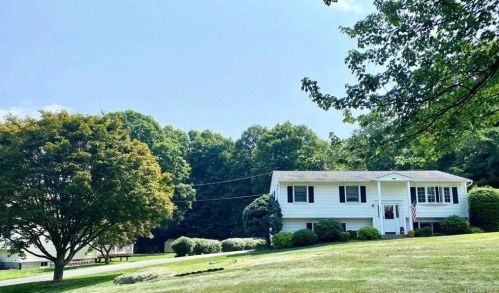 242 Dahlia Dr, Mahopac NY  10541-3768 exterior
