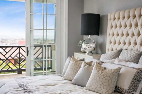 920 Kings Rd, Newport Beach CA  92663-5718 exterior