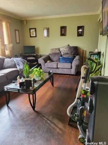 147 Booker Ave, Wheatley Heights, NY 11798-4522