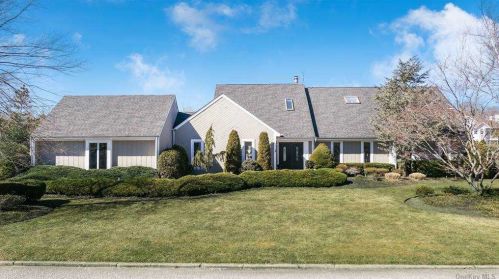 7 Buscher Ct, Brookhaven, NY 11719-9724