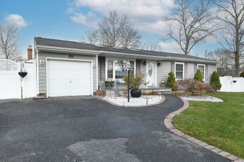 3 Linden Ave, Holtsville NY  11742-2323 exterior