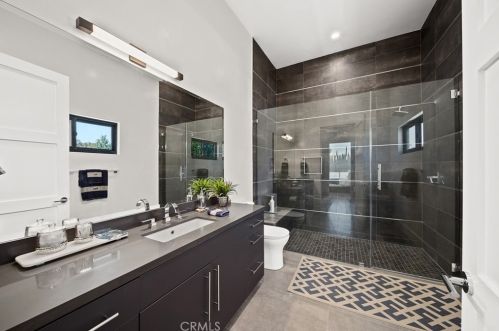 18852 Canyon Crest Dr, Orange CA 92861-2806 exterior